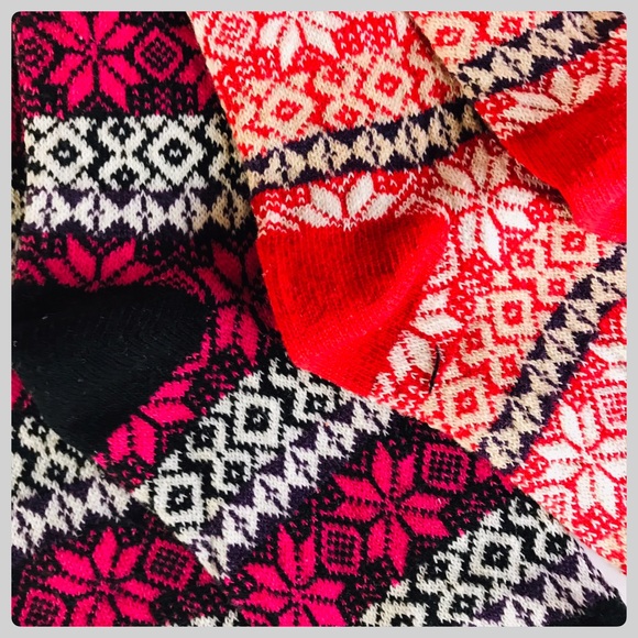 Sold!  NWT 2 PK Red/Black Thick Snowflake Socks - Picture 5 of 5